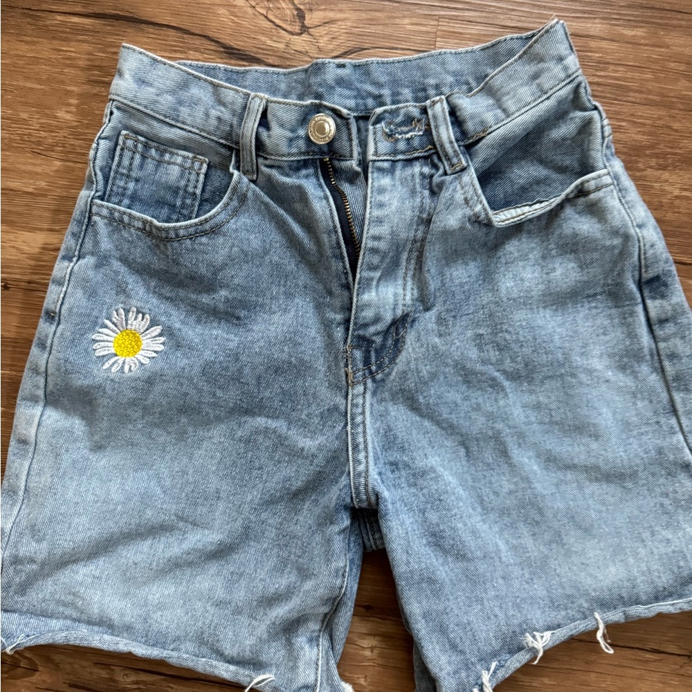 Stradivarius jeans Blue Denim Women's Shorts with Daisy Embroidery - Picture 3 of 9